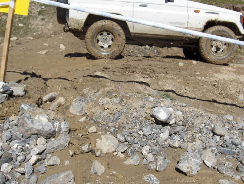 50 le vehicule franchit un petit  ruisseau.JPG